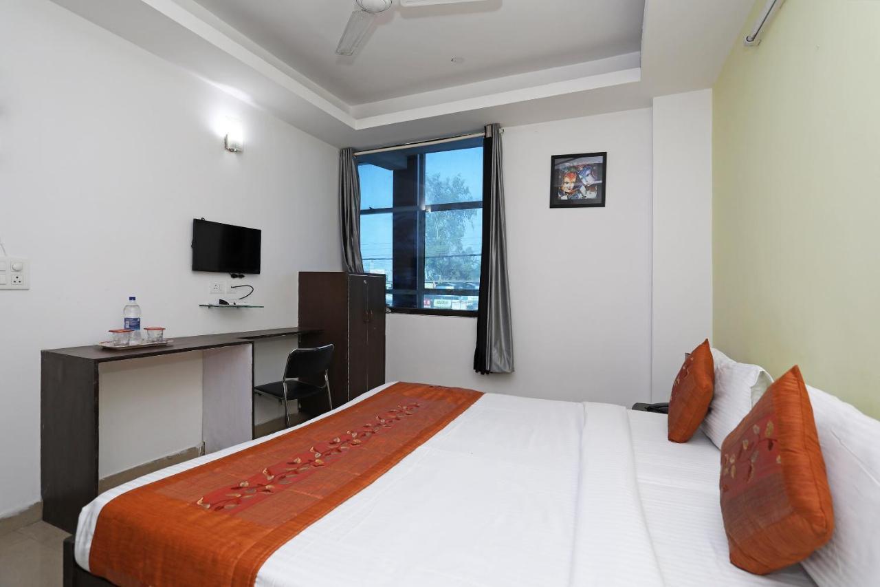 Oyo 11392 The Hotel Grand Hospitality Ноида Екстериор снимка
