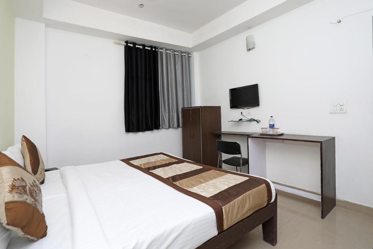 Oyo 11392 The Hotel Grand Hospitality Ноида Екстериор снимка
